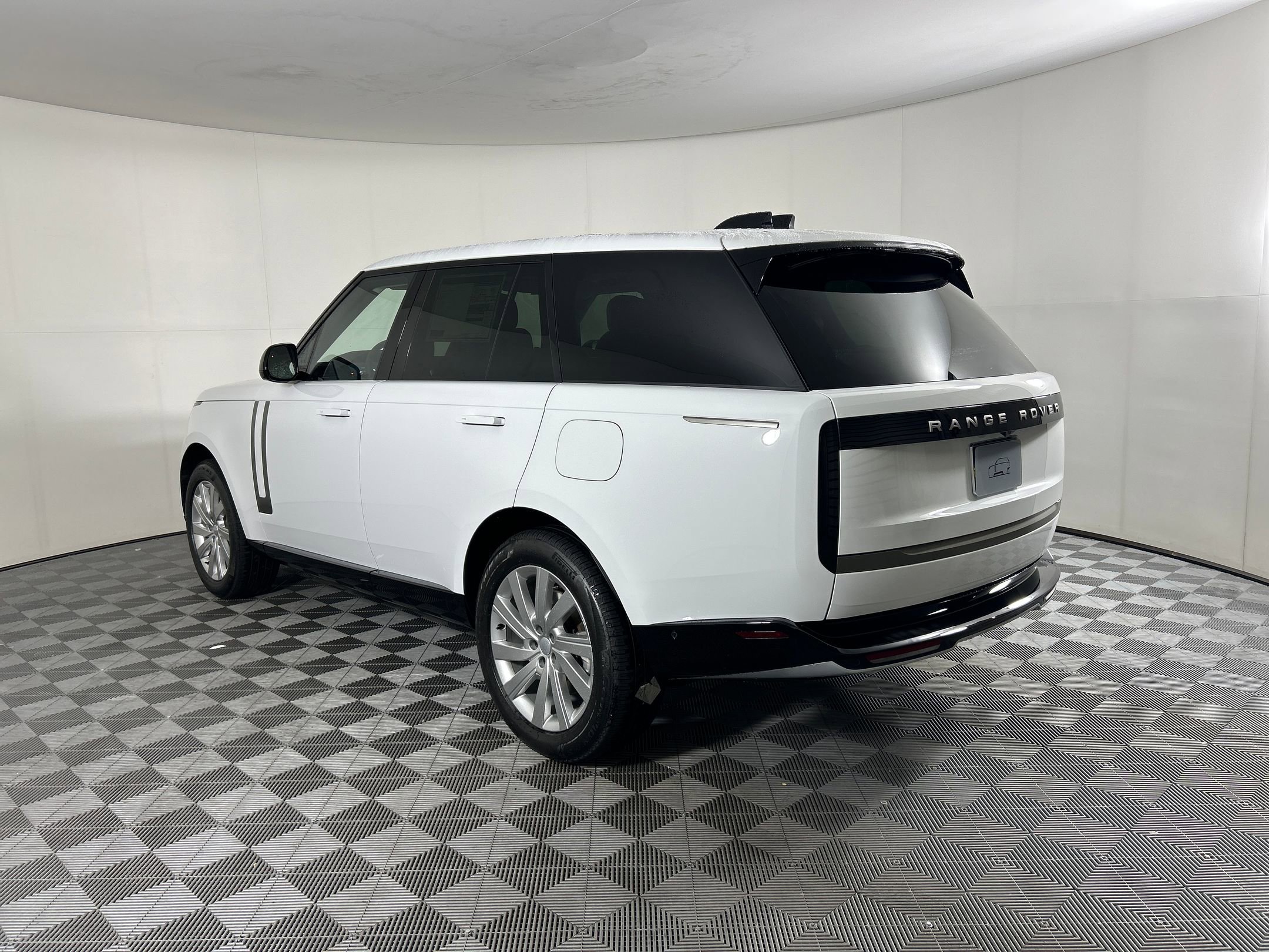 New 2025 Land Rover Range Rover SE image 3