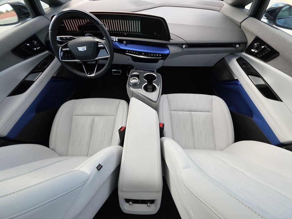 Used 2025 Cadillac Optiq Luxury 2 image 21