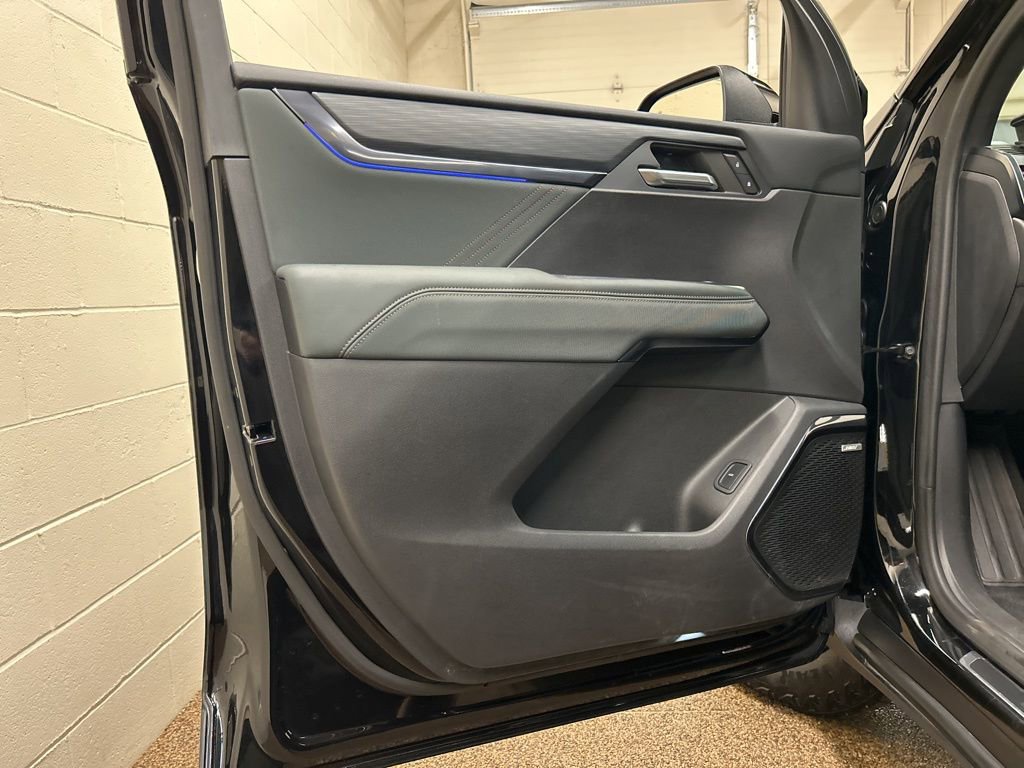 Used 2024 GMC Acadia AT4 w/ Luxury Package image 13