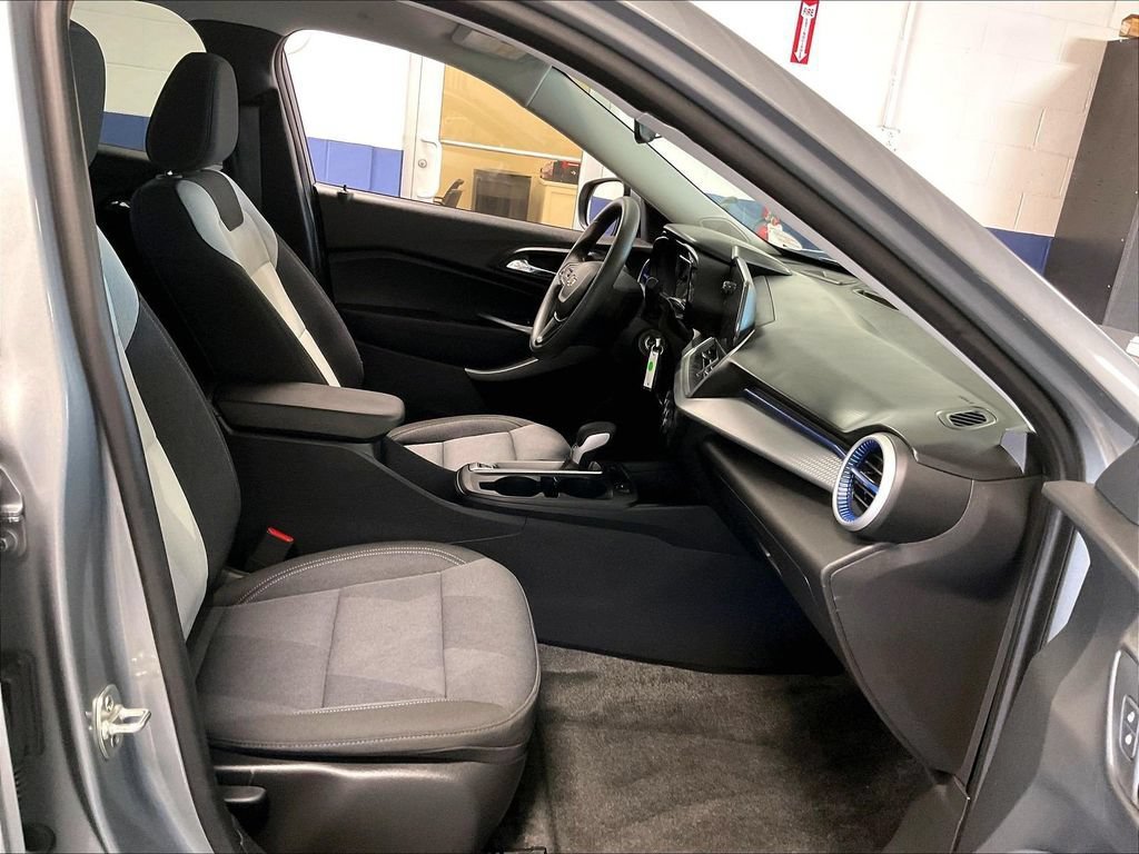 Used 2024 Chevrolet Trax LS w/ LS Convenience Package FWD image 11
