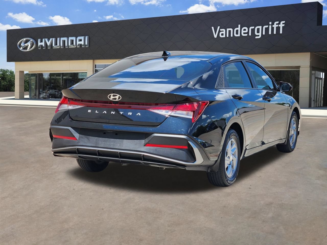 Certified 2025 Hyundai Elantra SE FWD image 4
