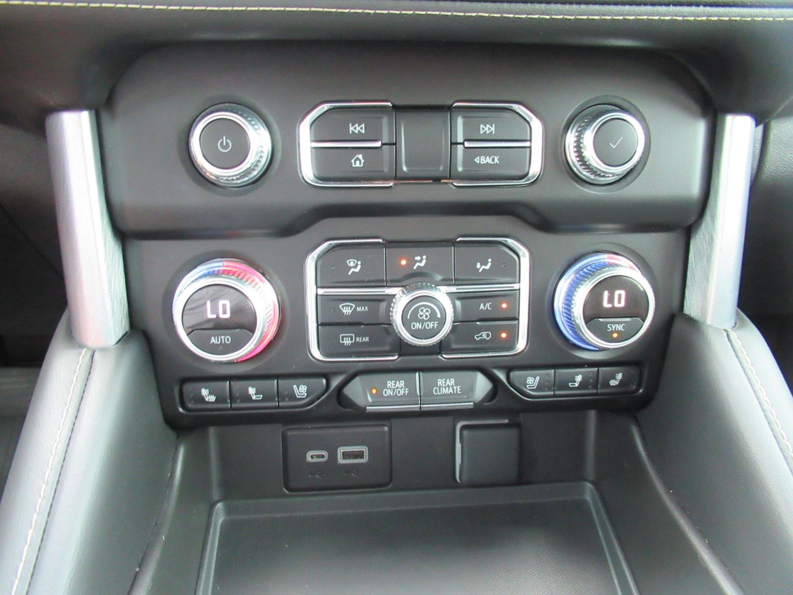 Used 2024 GMC Yukon SLT w/ SLT Luxury Package RWD image 27
