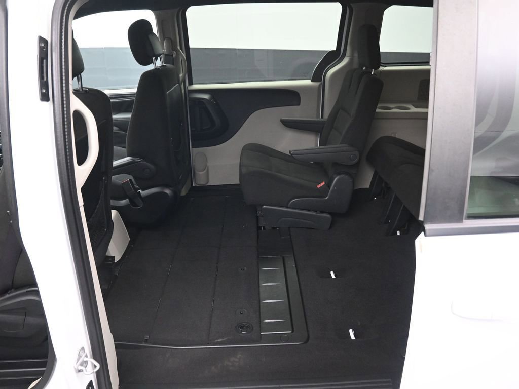 Used 2016 Dodge Grand Caravan SE image 24