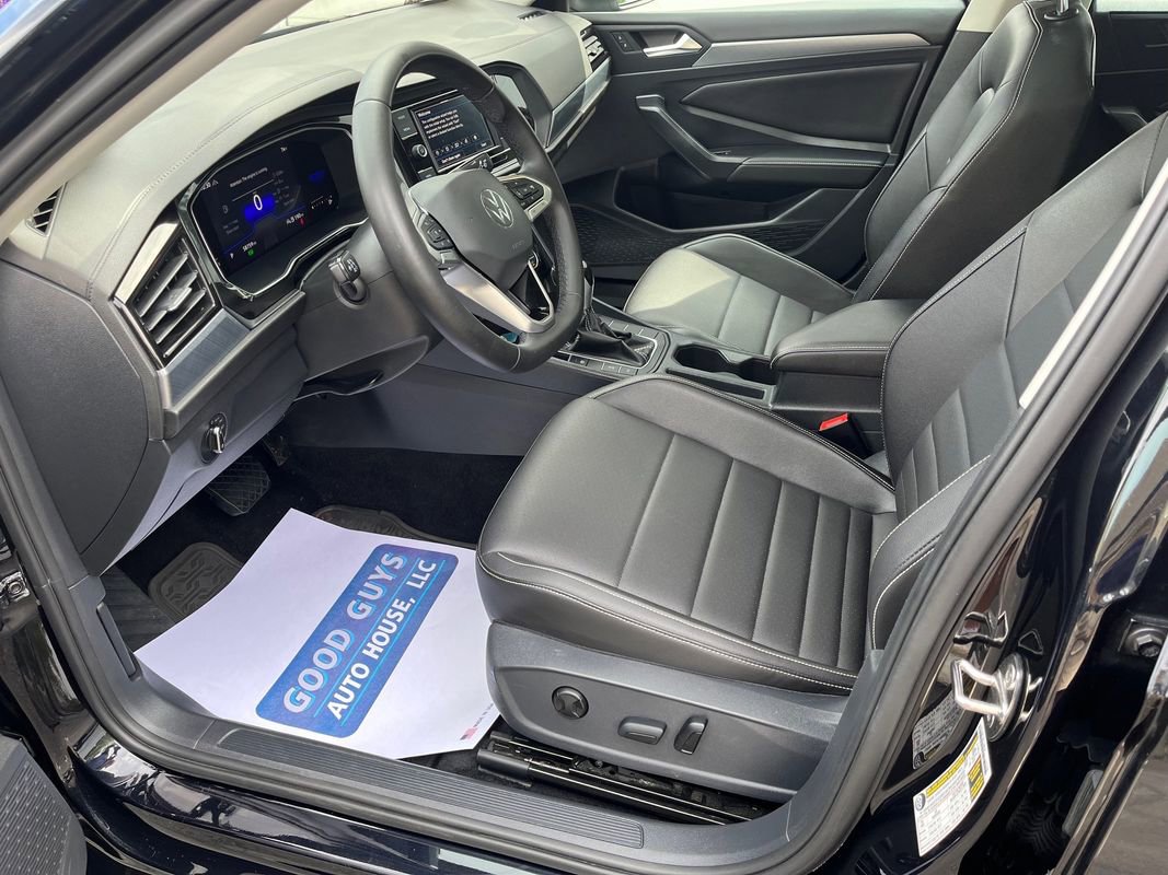 Used 2022 Volkswagen Jetta SE w/ Panoramic Sunroof Package image 6