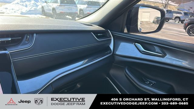 Used 2023 Jeep Grand Cherokee Altitude AWD/4WD image 19
