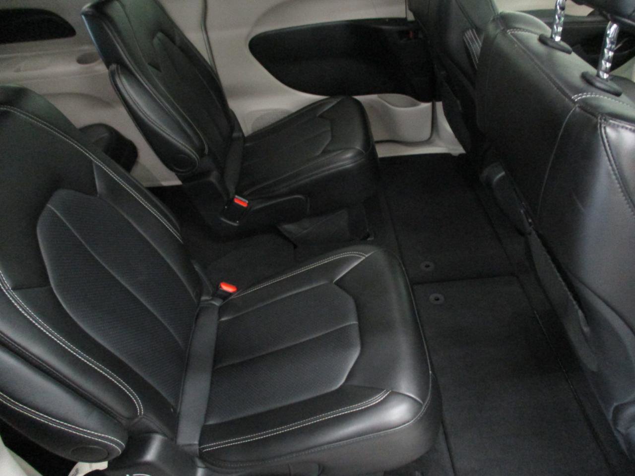 Used 2024 Chrysler Pacifica Touring-L image 13