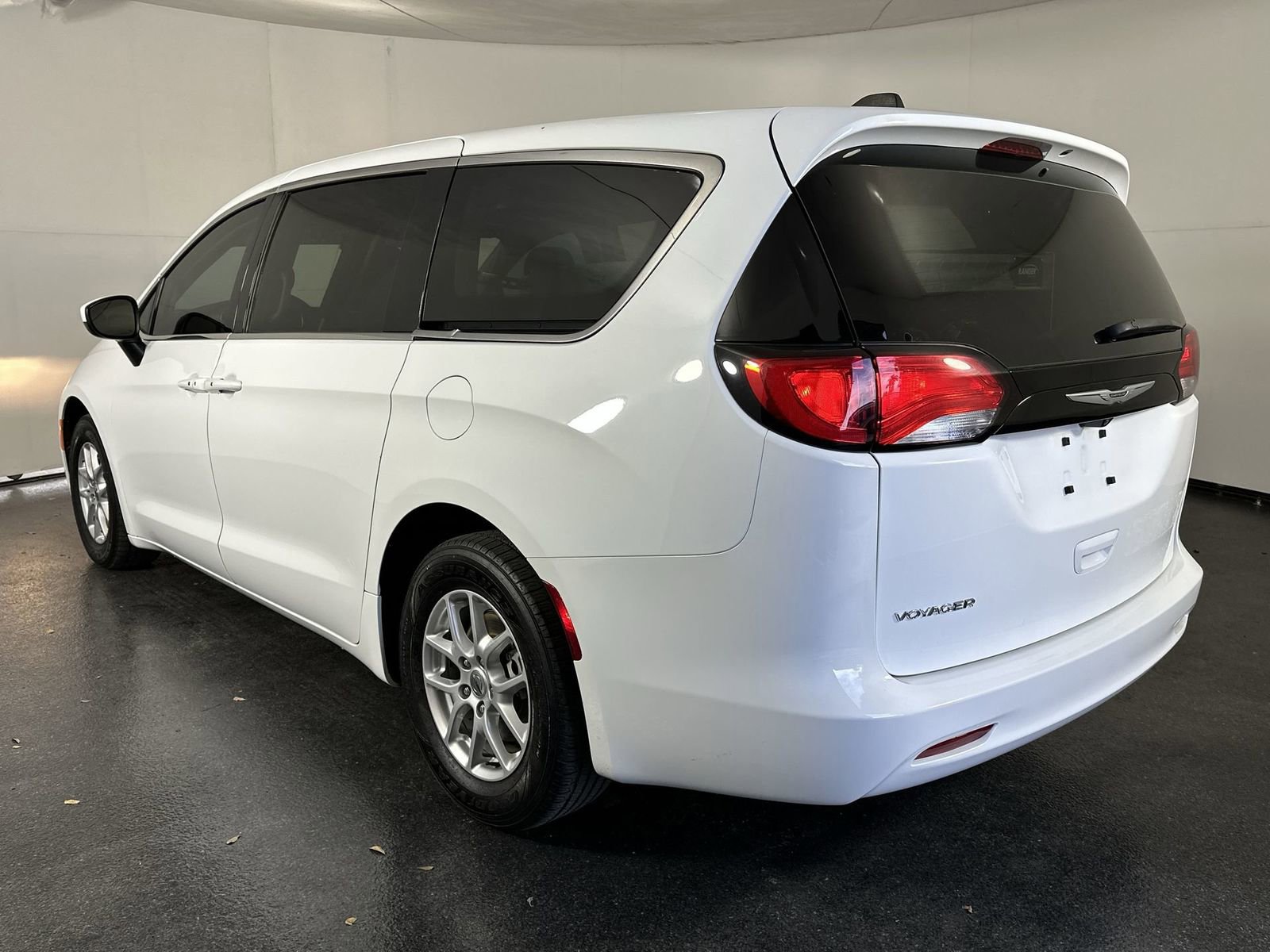 Used 2023 Chrysler Voyager LX FWD image 6