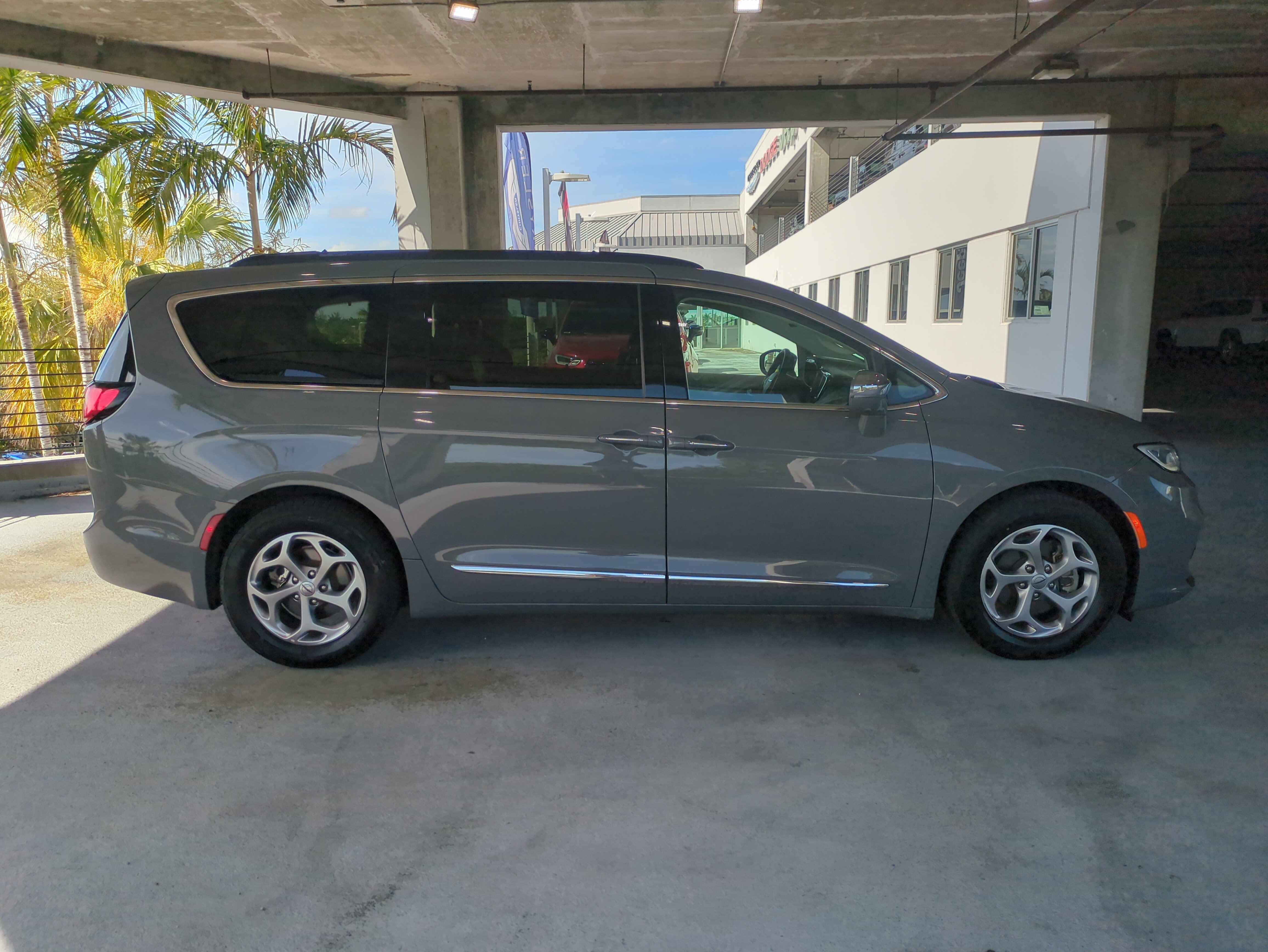 Used 2022 Chrysler Pacifica Limited FWD image 4