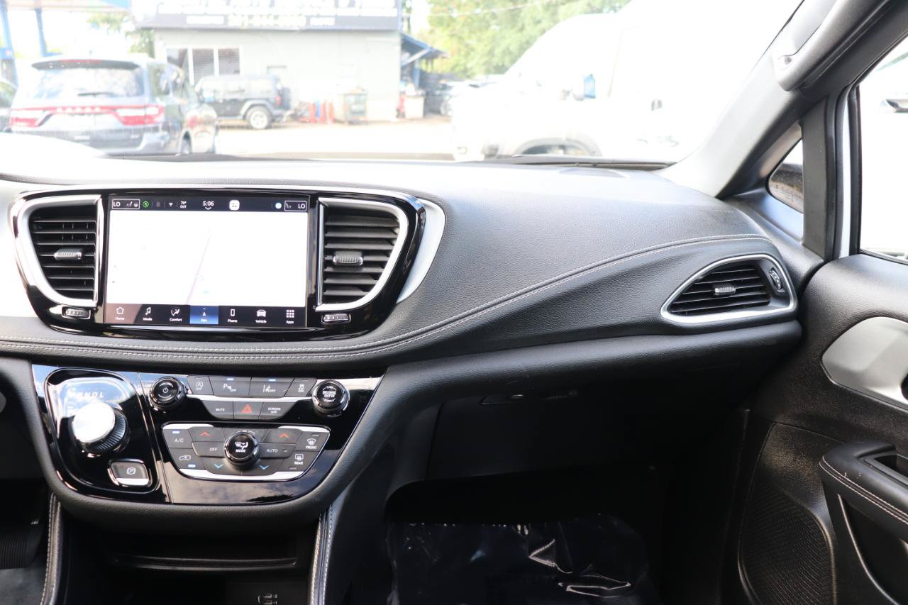 Used 2026 Chrysler Pacifica Limited FWD image 20
