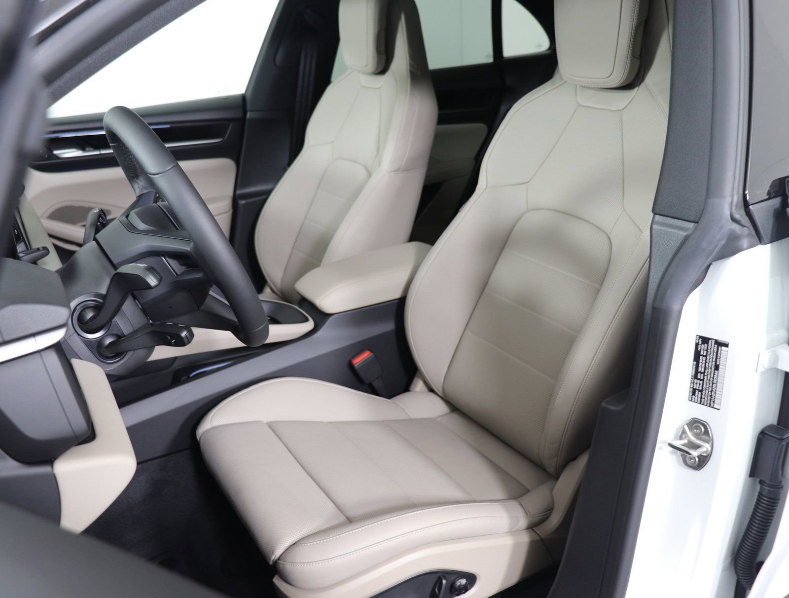 Certified 2024 Porsche Macan 4 Electric AWD/4WD image 5