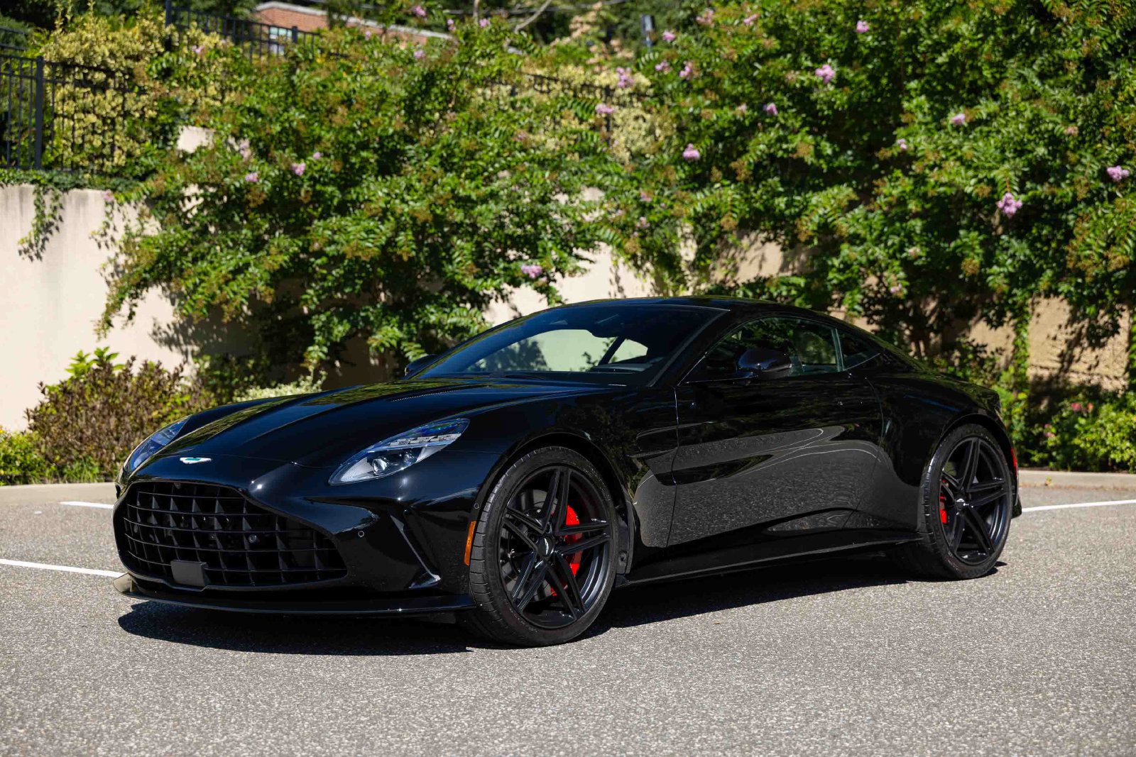 Used 2025 Aston Martin V8 Vantage Coupe RWD image 1