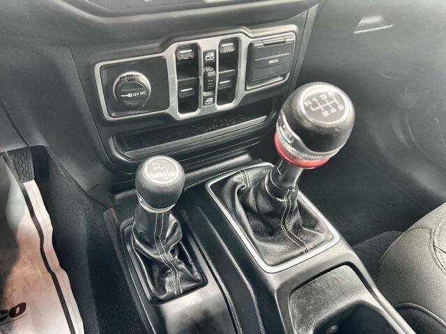 Used 2018 Jeep Wrangler Unlimited Sahara AWD/4WD image 15