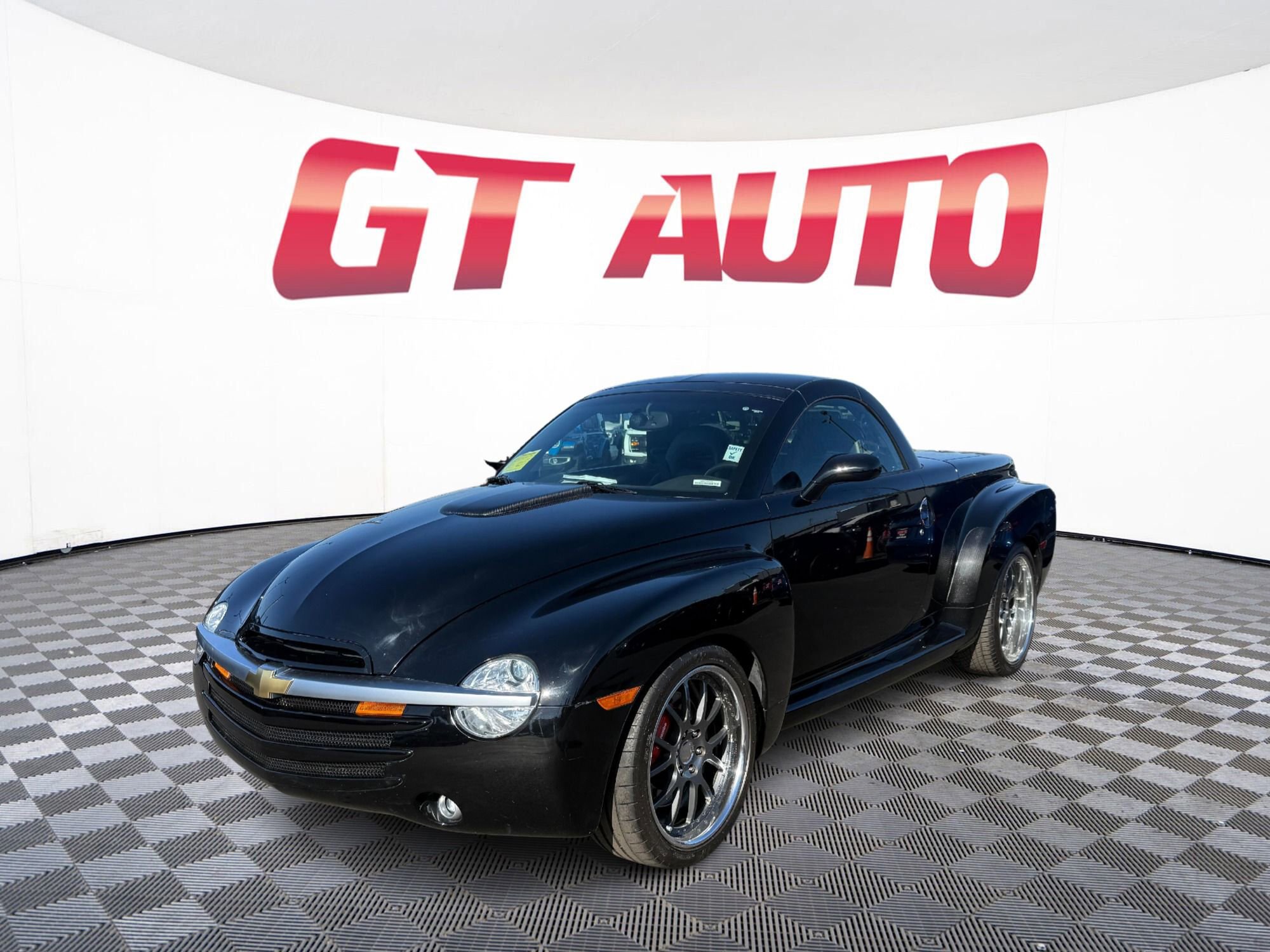 Used 2004 Chevrolet SSR w/ Preferred Equipment Group RWD image 2