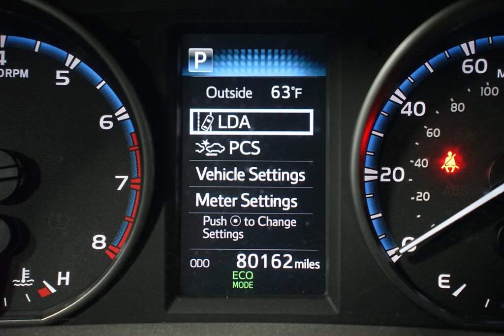 Used 2018 Toyota RAV4 LE FWD image 16