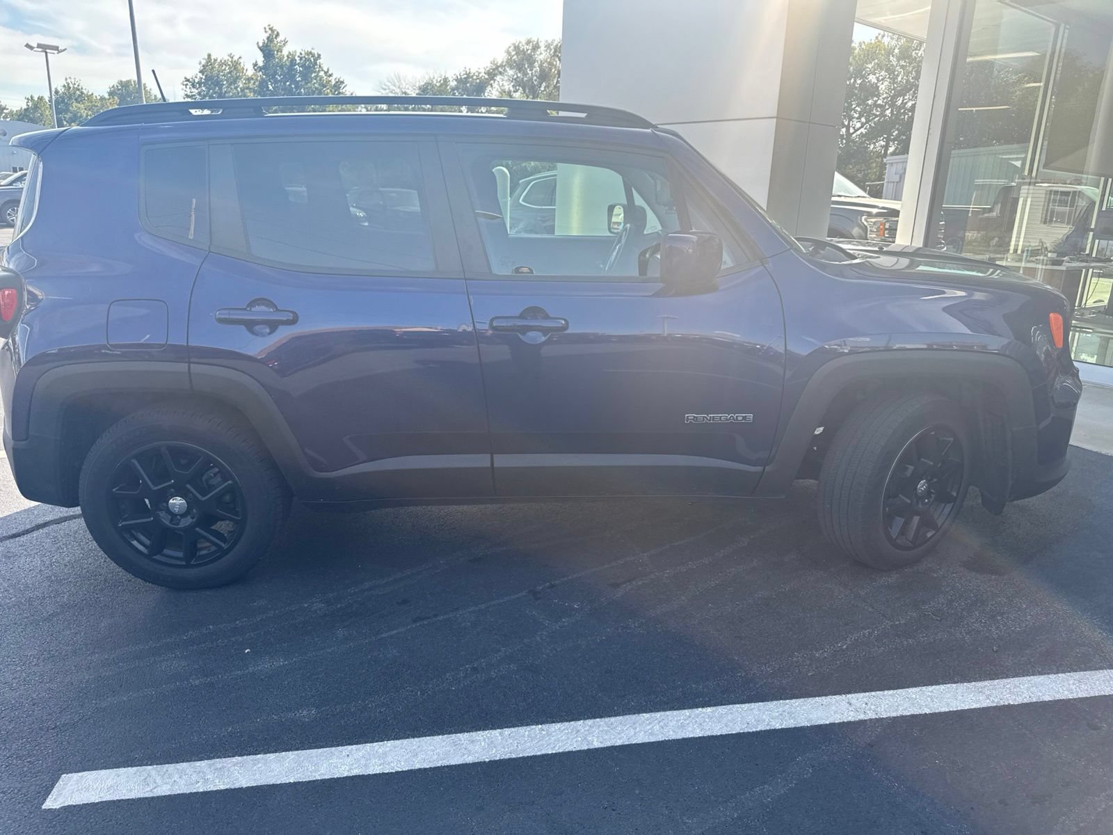 Used 2021 Jeep Renegade Latitude w/ Sun & Sound Group FWD image 4