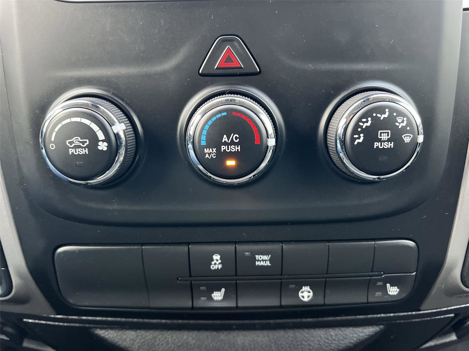 Used 2017 RAM 1500 Classic SLT w/ Luxury Group image 18