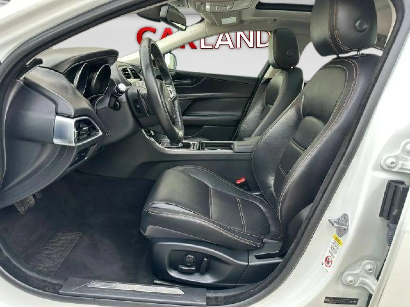 Used 2018 Jaguar XE Prestige RWD image 15