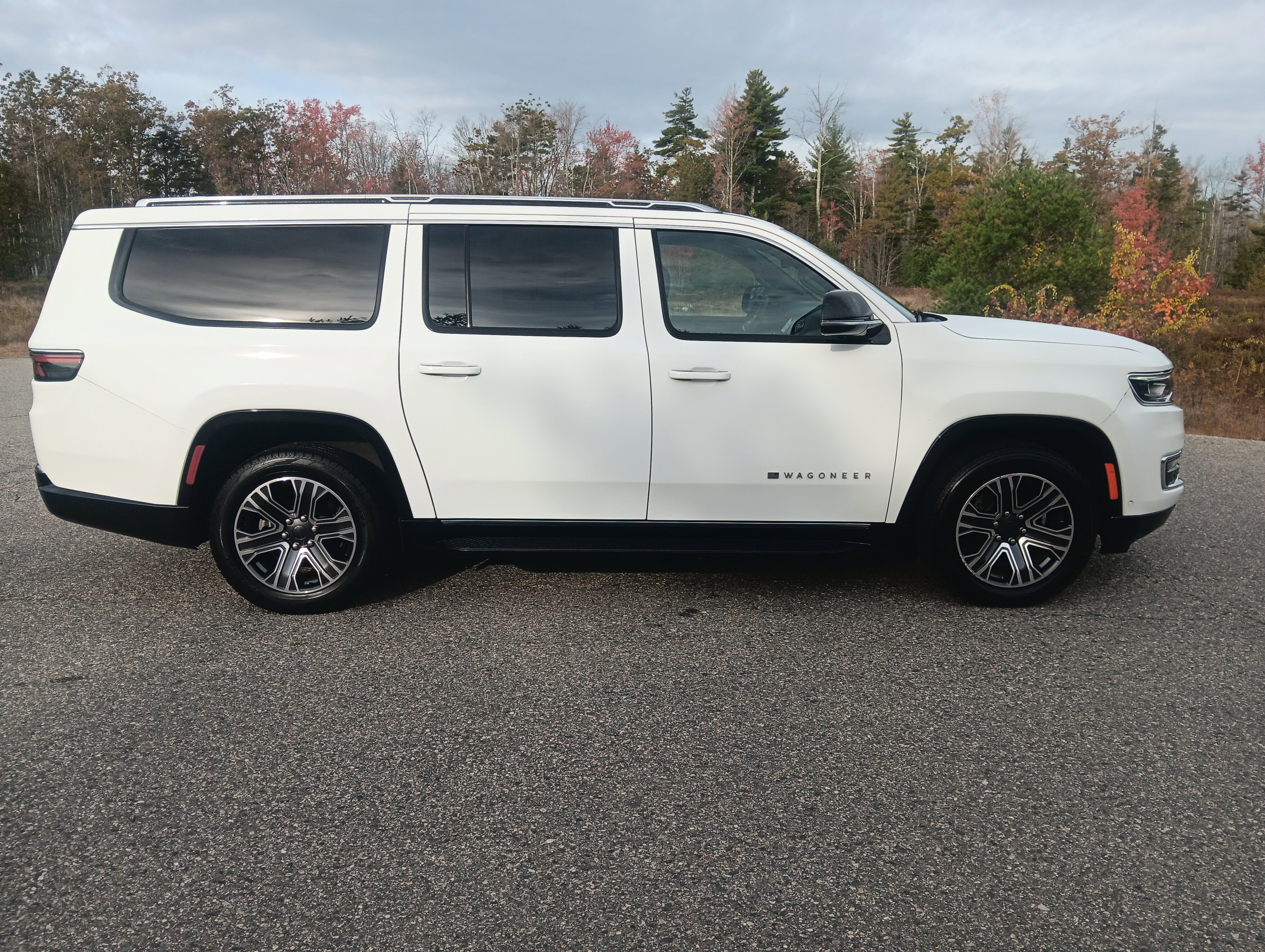 Used 2023 Jeep Wagoneer L Series II image 4