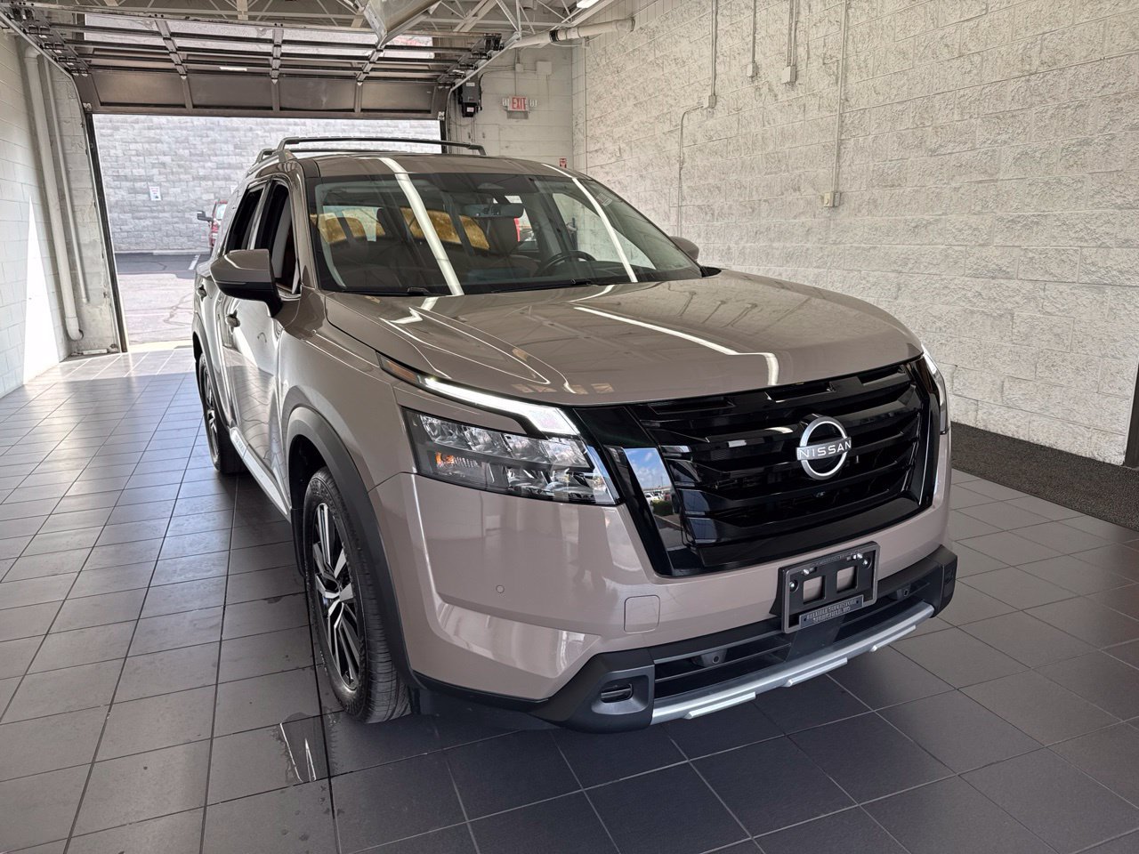 Used 2025 Nissan Pathfinder Platinum AWD/4WD image 2