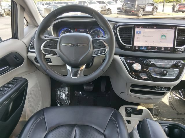 Used 2023 Chrysler Pacifica Touring-L FWD image 10