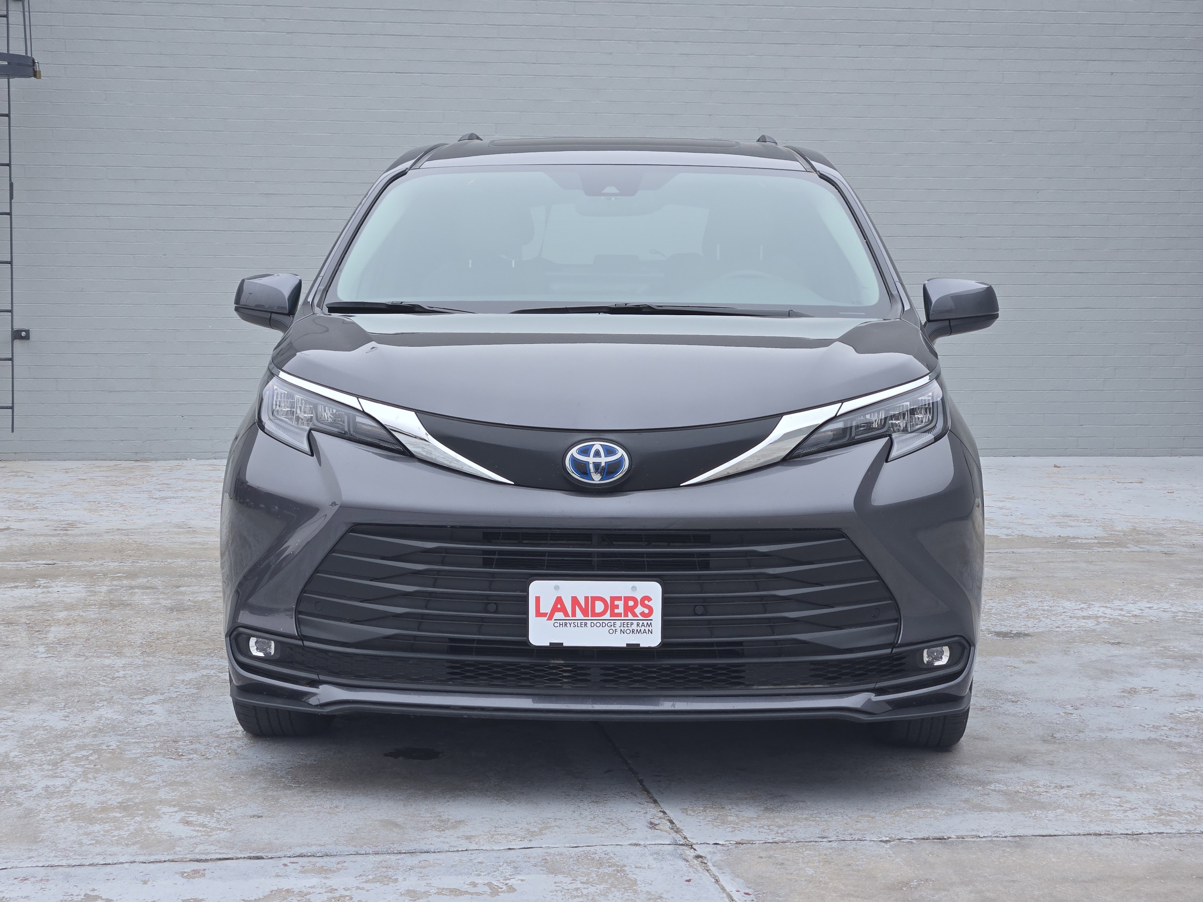 Used 2025 Toyota Sienna XLE image 3