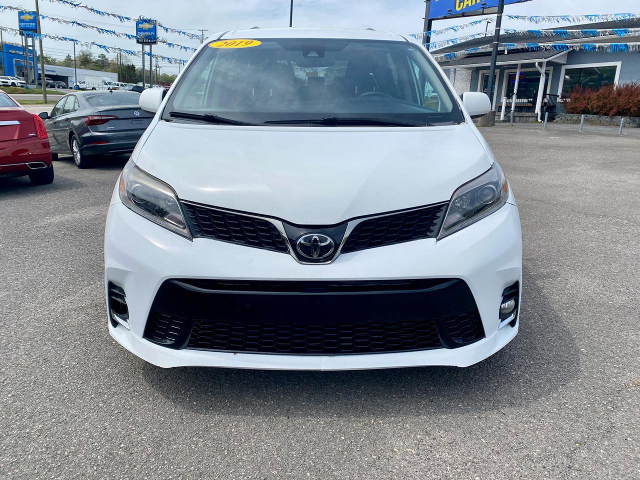 Used 2019 Toyota Sienna SE FWD image 2