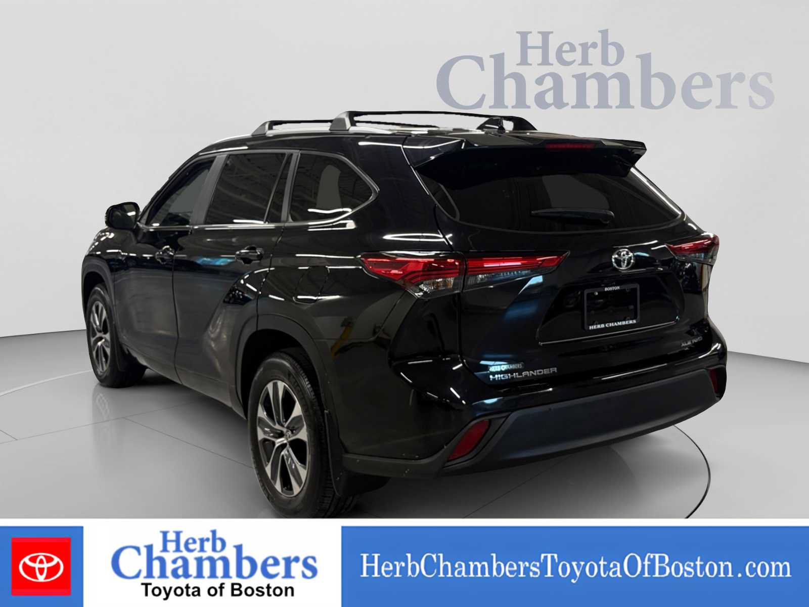Used 2023 Toyota Highlander XLE AWD/4WD image 3
