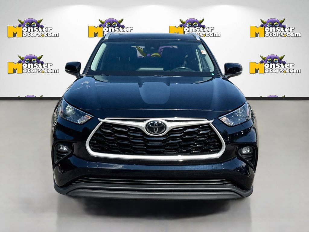Used 2022 Toyota Highlander XLE AWD/4WD image 2