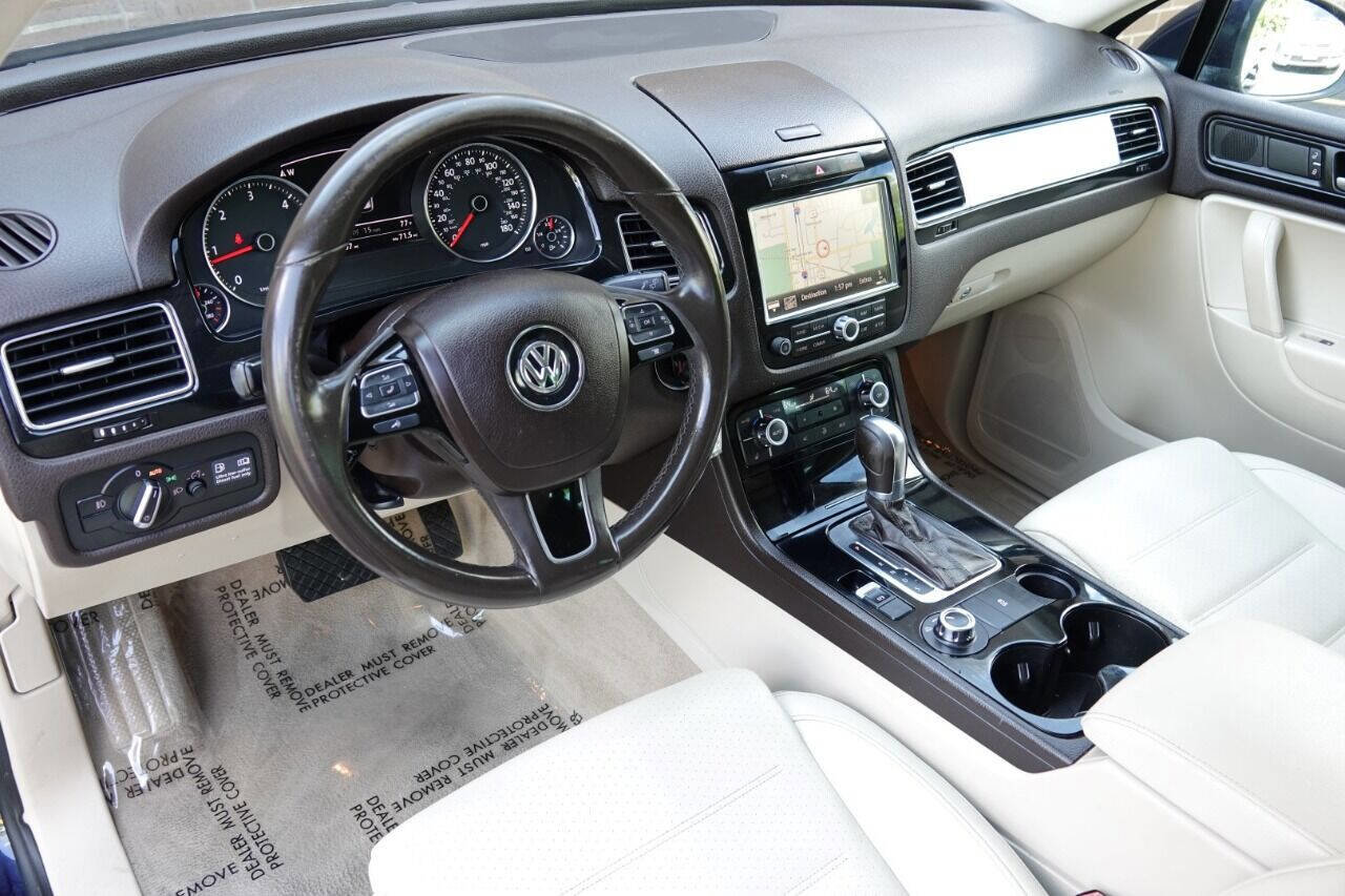 Used 2012 Volkswagen Touareg Sport image 36