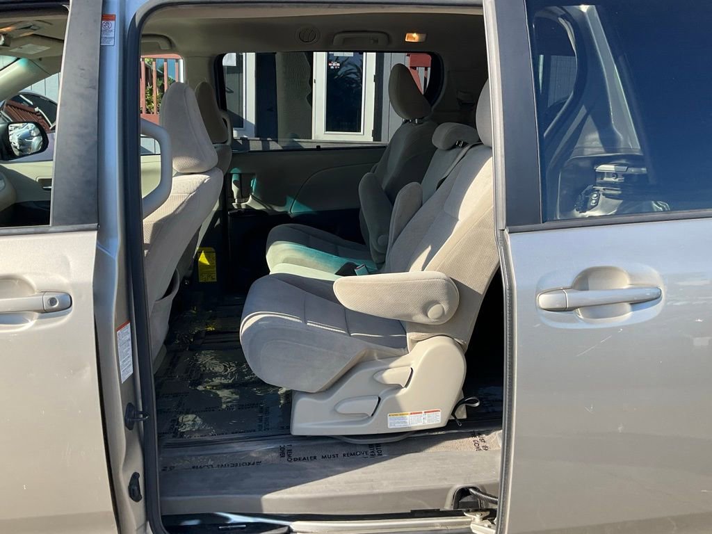 Used 2015 Toyota Sienna LE image 23
