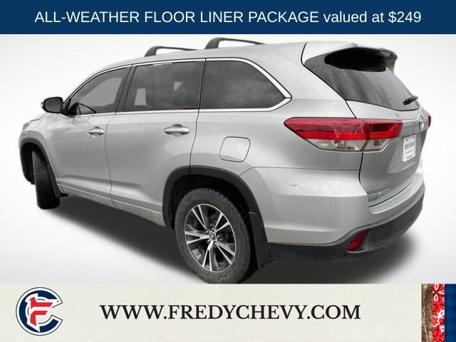 Used 2017 Toyota Highlander LE image 3