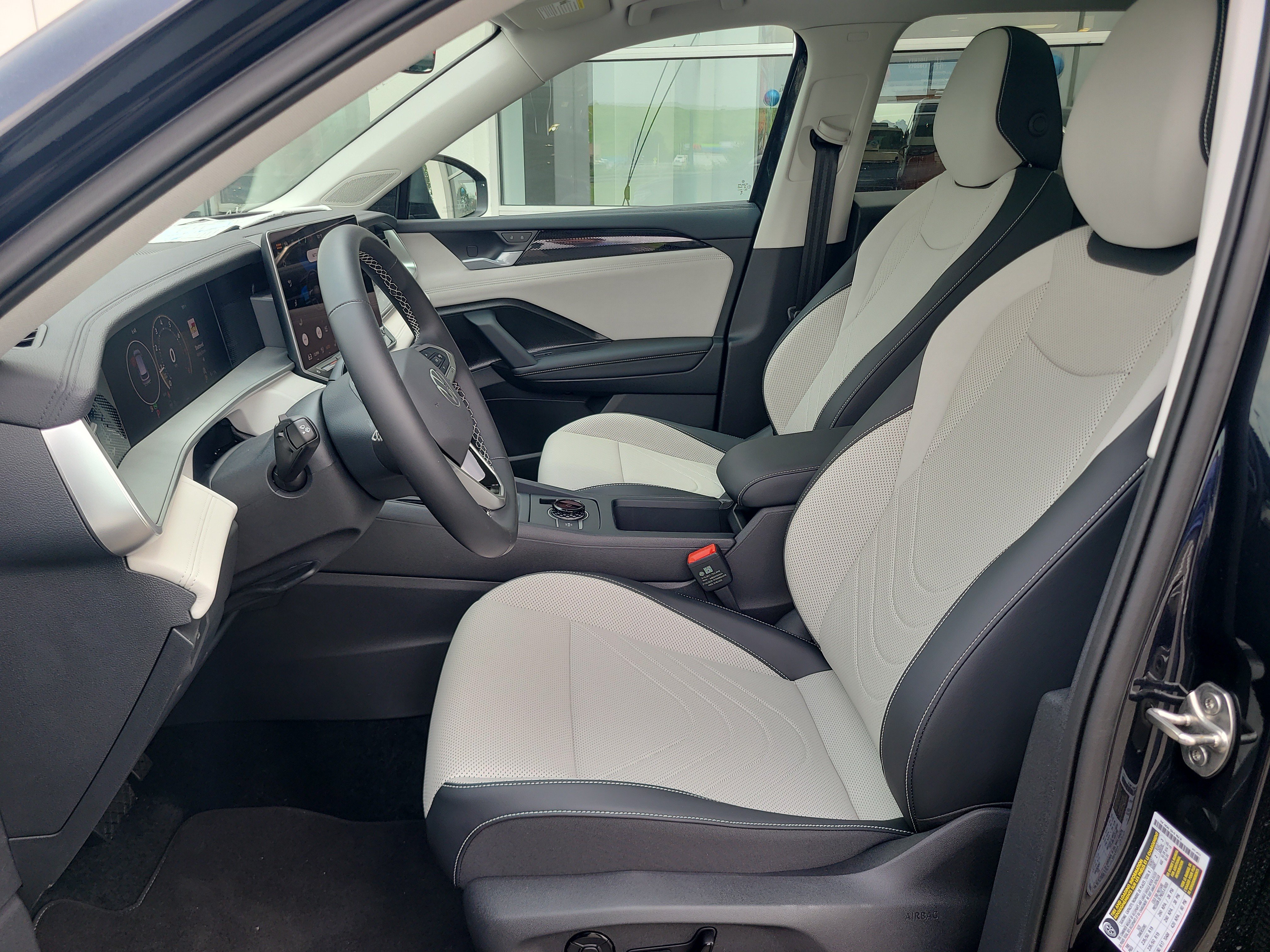 Certified 2025 Volkswagen Tiguan SE w/ Panoramic Sunroof Package AWD/4WD image 25