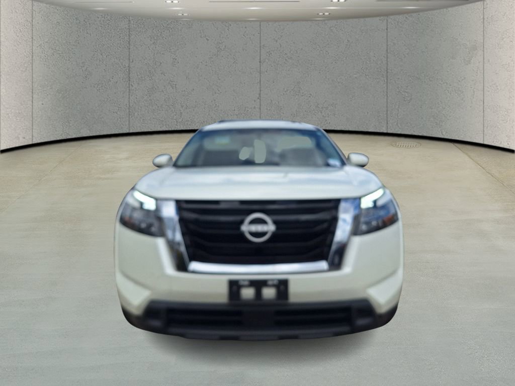Used 2024 Nissan Pathfinder SV image 2