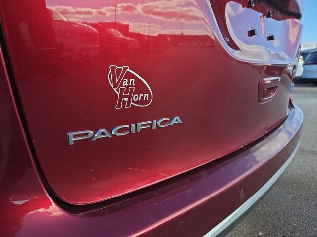 Used 2018 Chrysler Pacifica Limited image 38