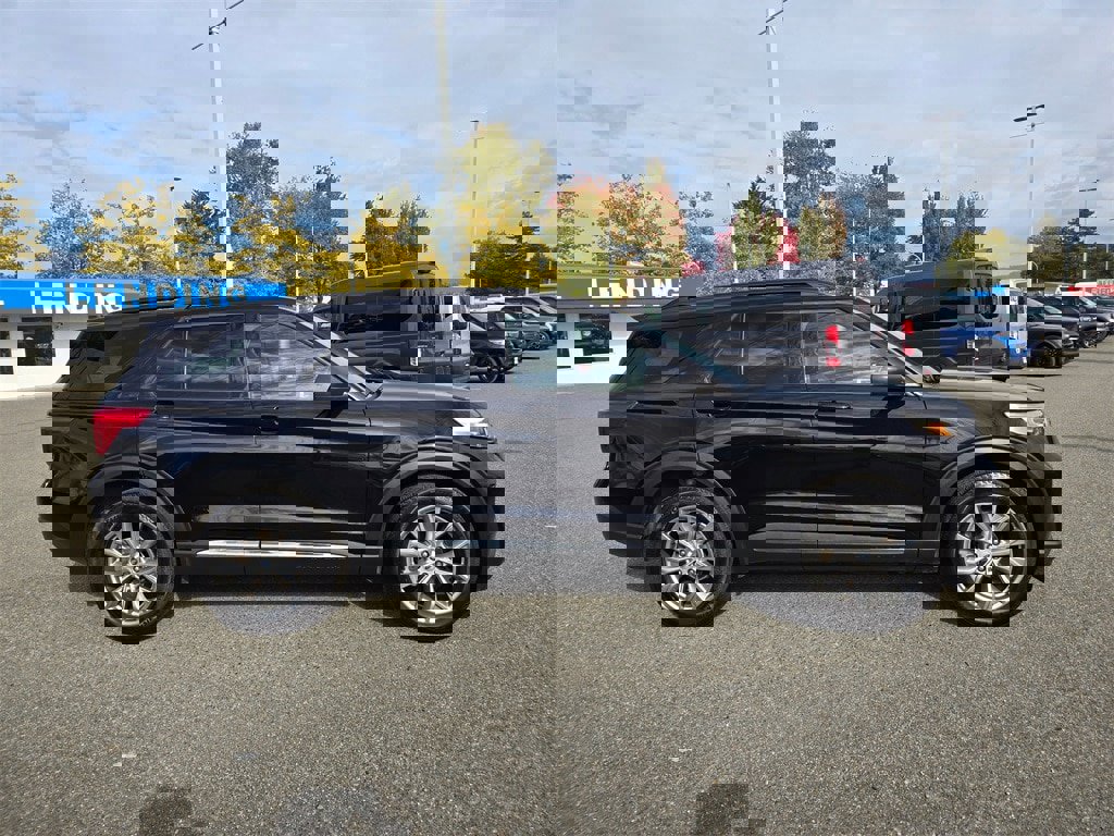 Used 2023 Ford Explorer XLT w/ Equipment Group 202A image 4