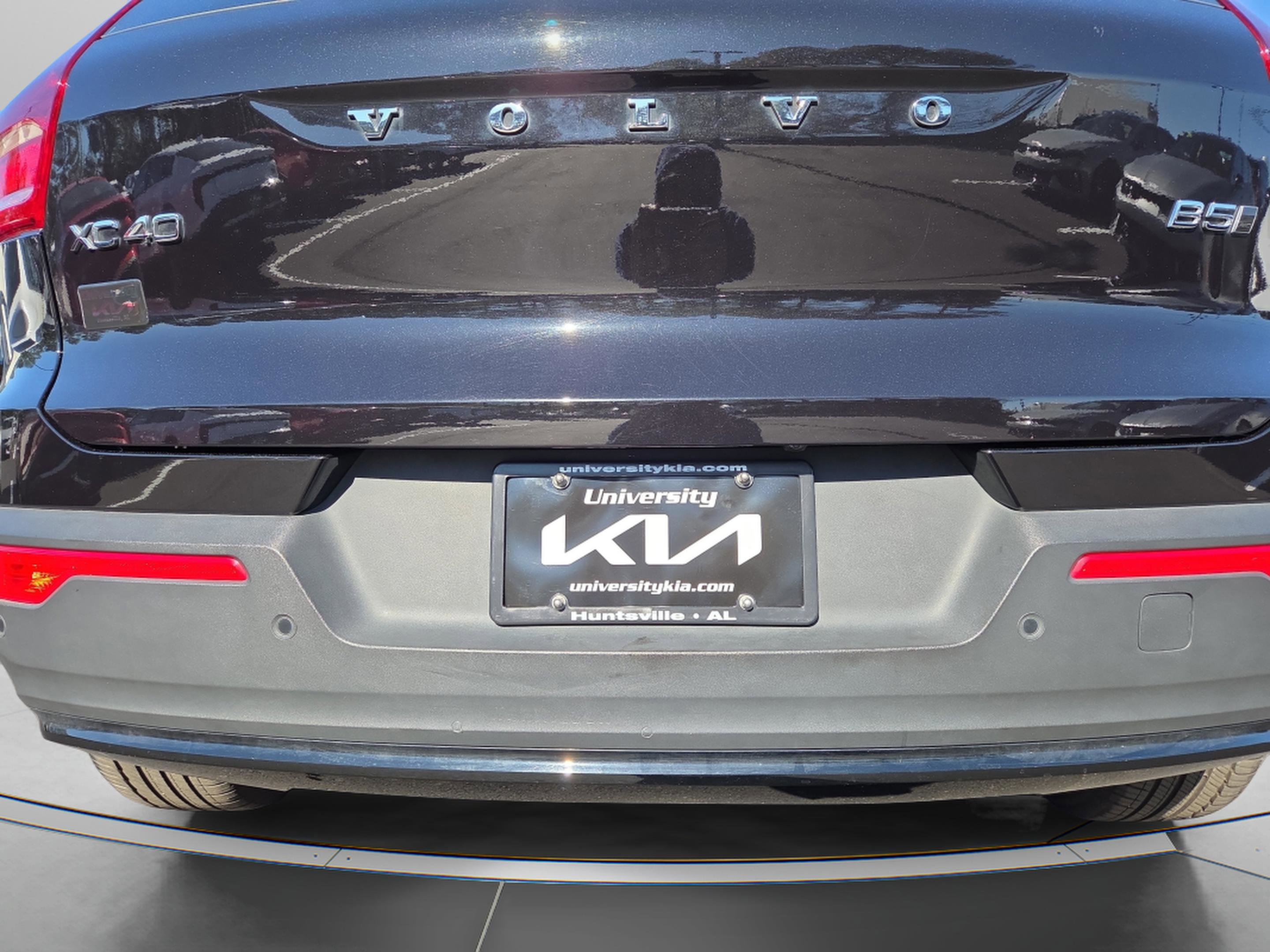 Used 2025 Volvo XC40 B5 Plus image 6