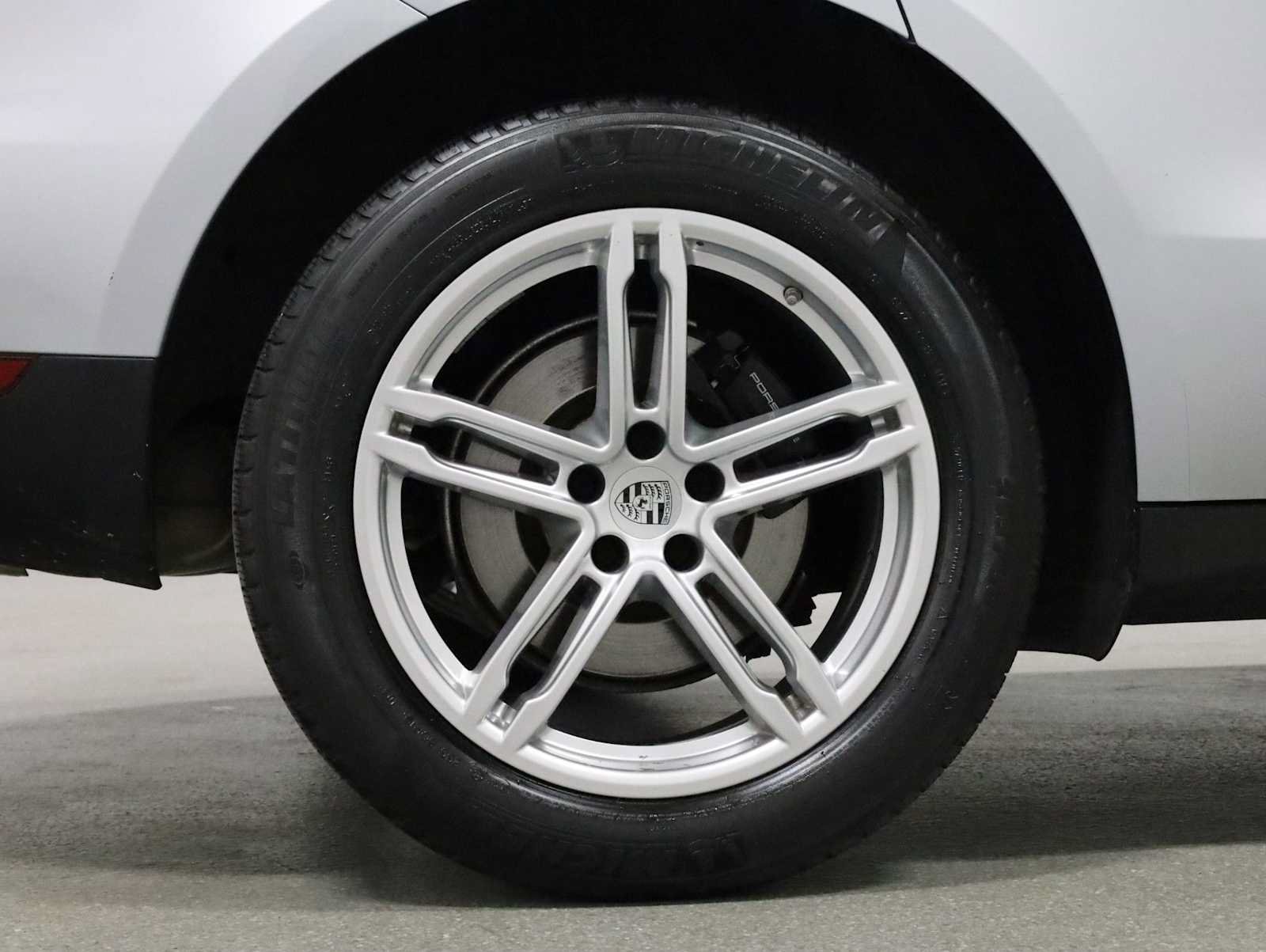 Used 2018 Porsche Macan AWD/4WD image 38