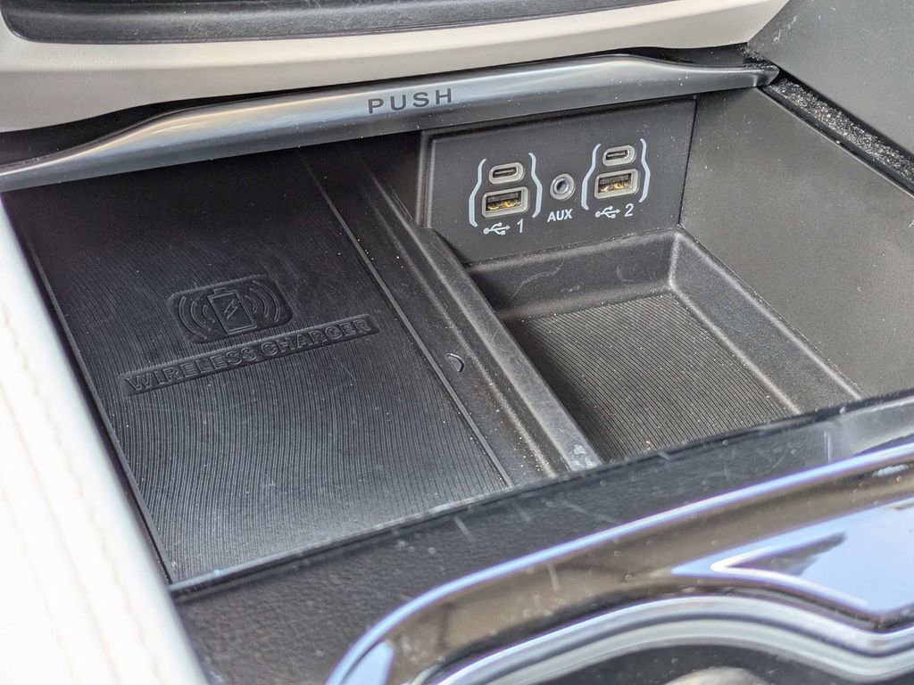 Used 2022 Chrysler Pacifica Limited FWD image 30