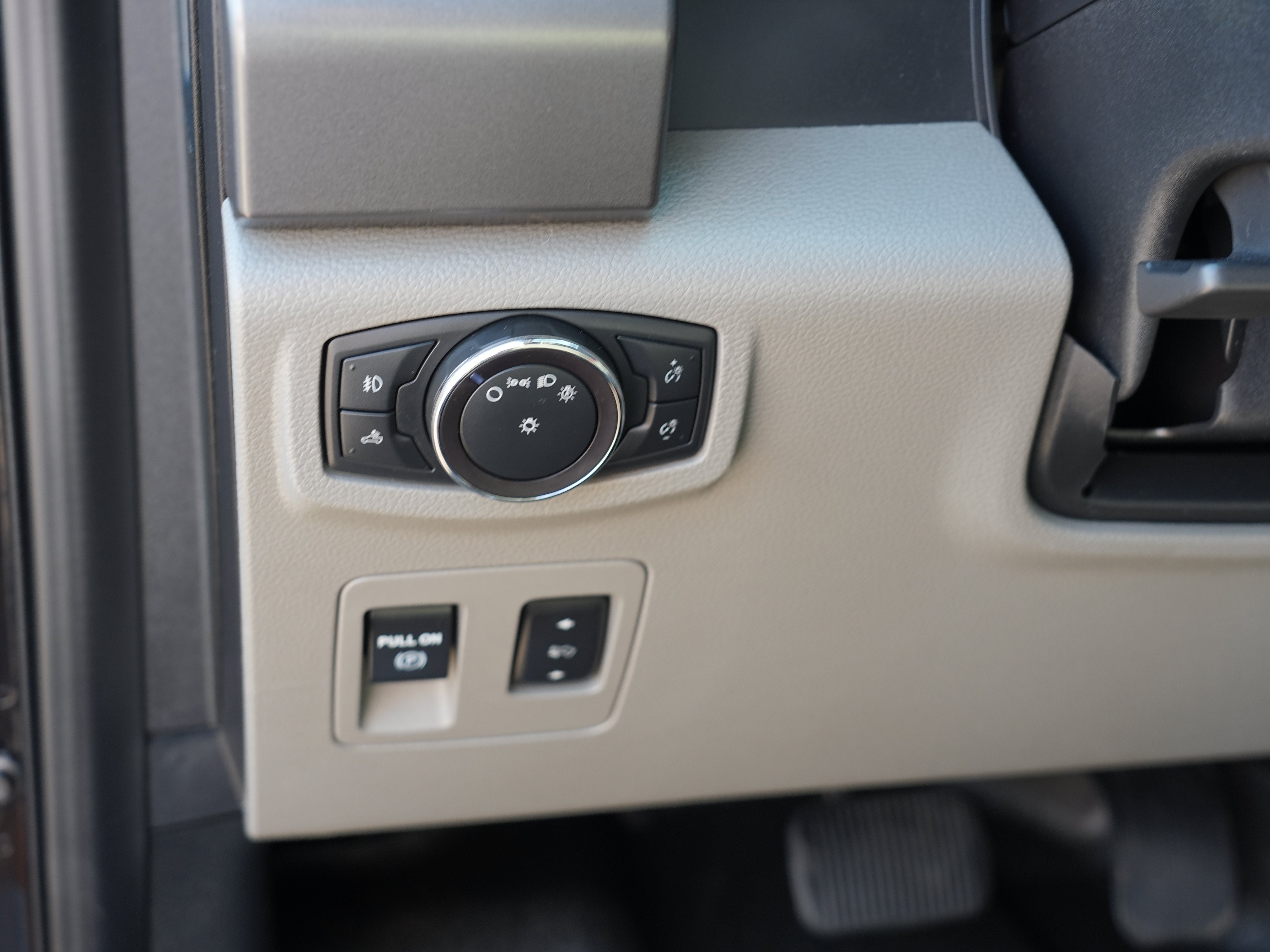 Used 2019 Ford F150 XLT w/ Equipment Group 302A Luxury AWD/4WD image 16