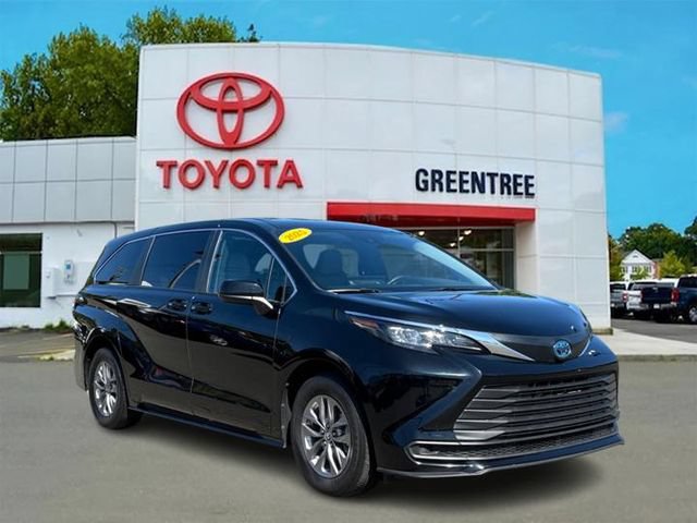 Certified 2025 Toyota Sienna LE FWD image 1