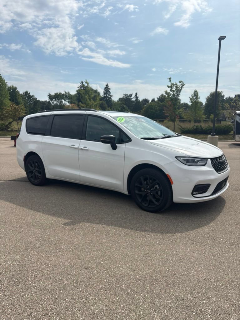 Used 2024 Chrysler Pacifica Limited w/ S Appearance Package AWD/4WD image 3