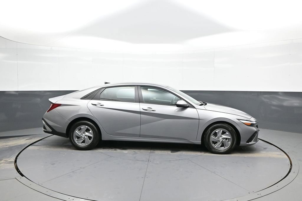 Certified 2025 Hyundai Elantra SE image 5