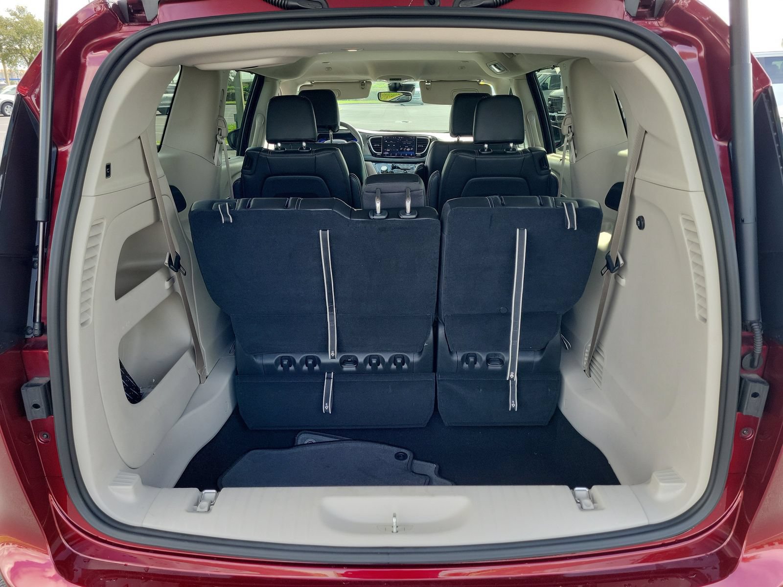 Used 2023 Chrysler Pacifica Touring-L FWD image 7