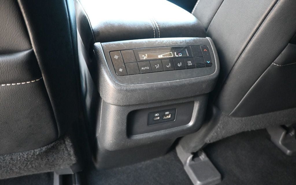 Used 2022 Nissan Pathfinder SL FWD image 17