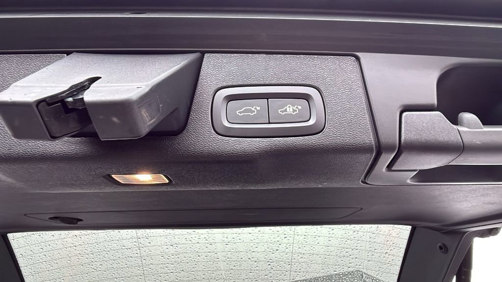 Certified 2024 Volvo XC60 T8 Ultimate w/ Climate Package image 31