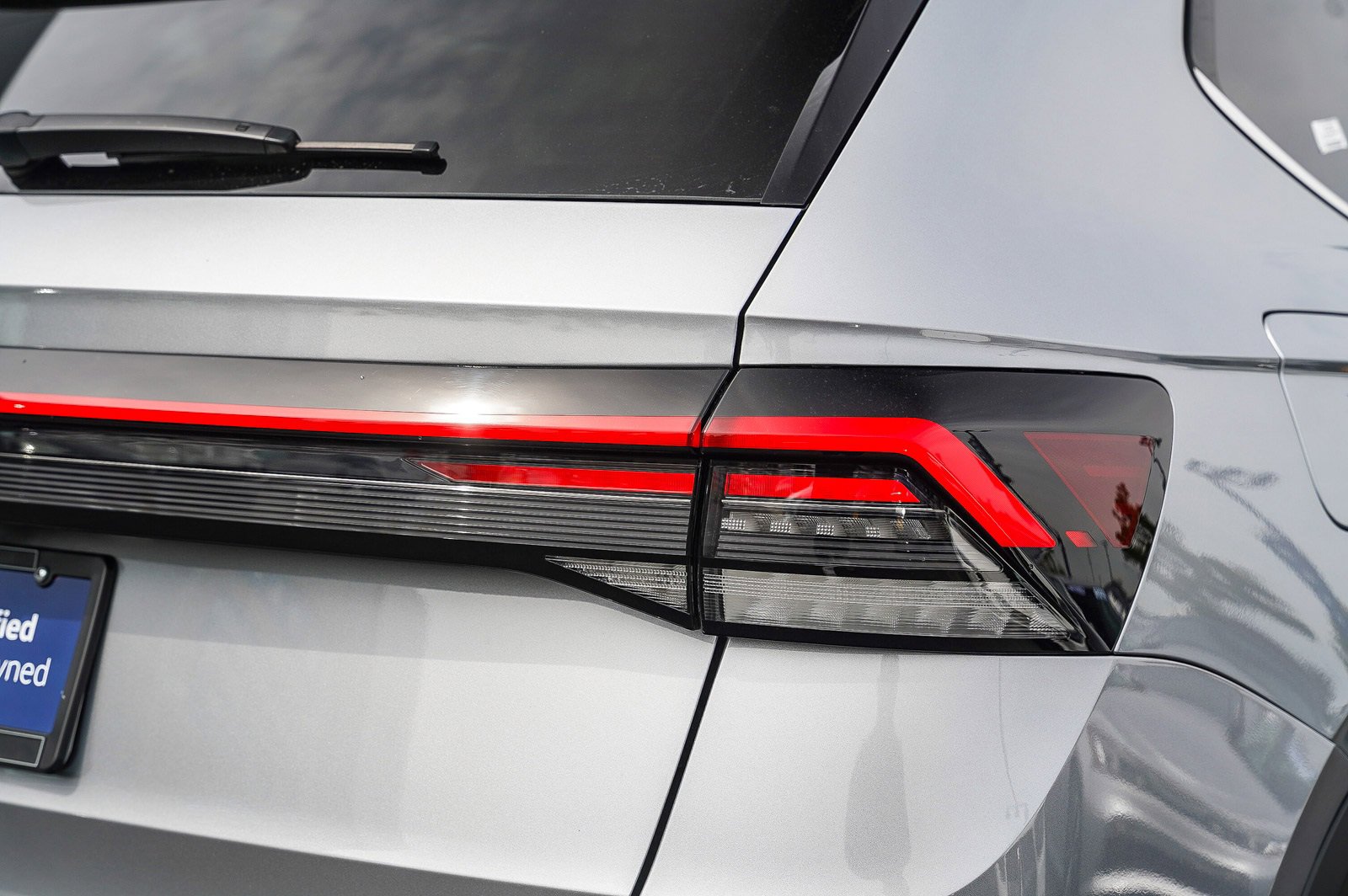 Certified 2025 Volkswagen Taos SE image 8