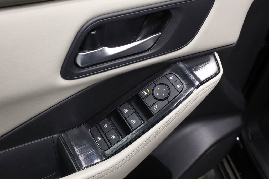 Used 2025 Nissan Rogue SV image 22