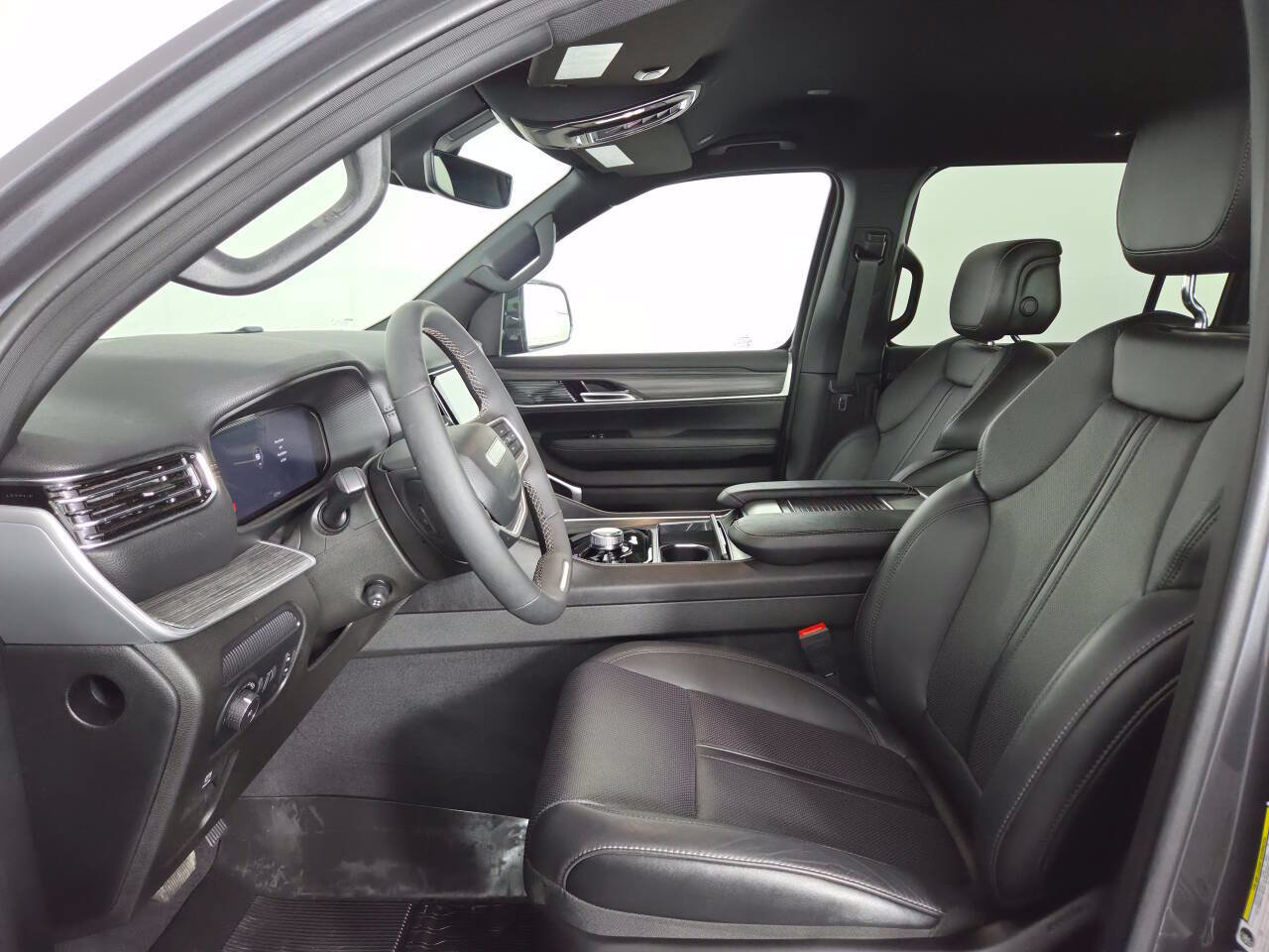 Used 2024 Jeep Wagoneer L Series II w/ Flexible Seating Group AWD/4WD image 14