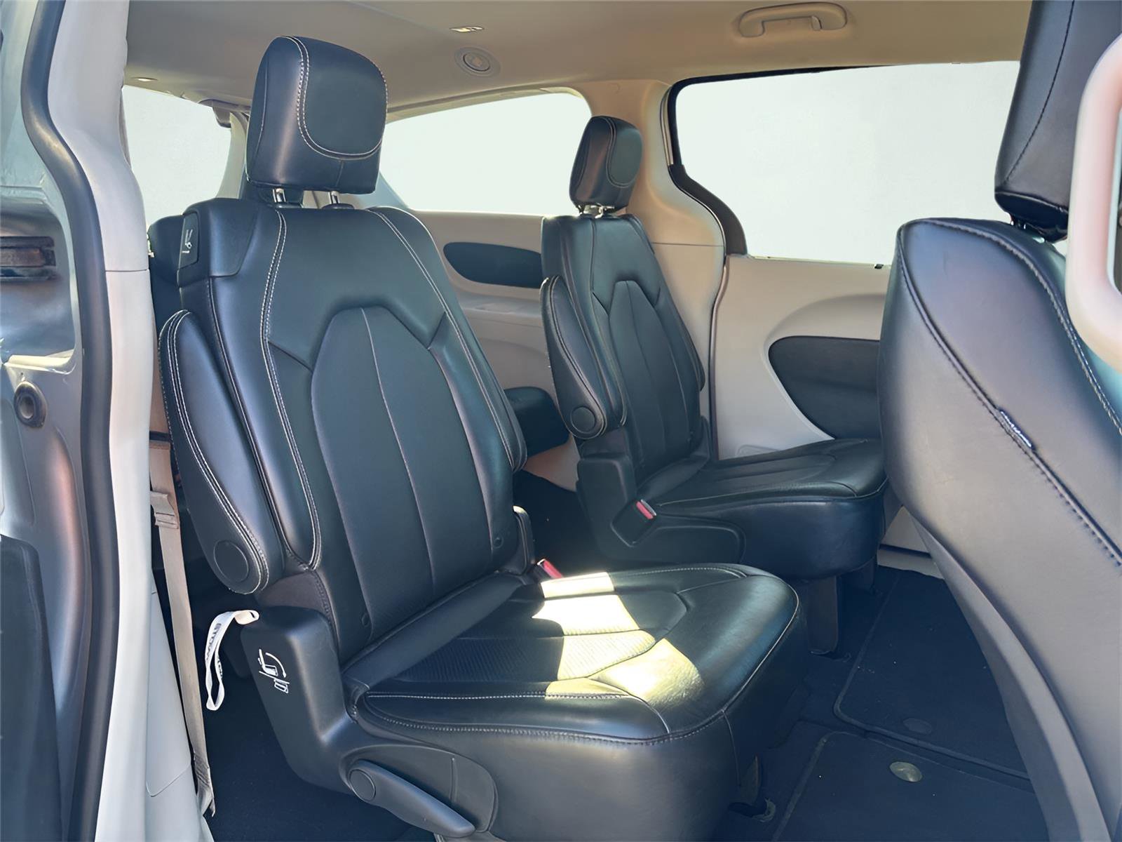 Used 2024 Chrysler Pacifica Touring-L FWD image 27