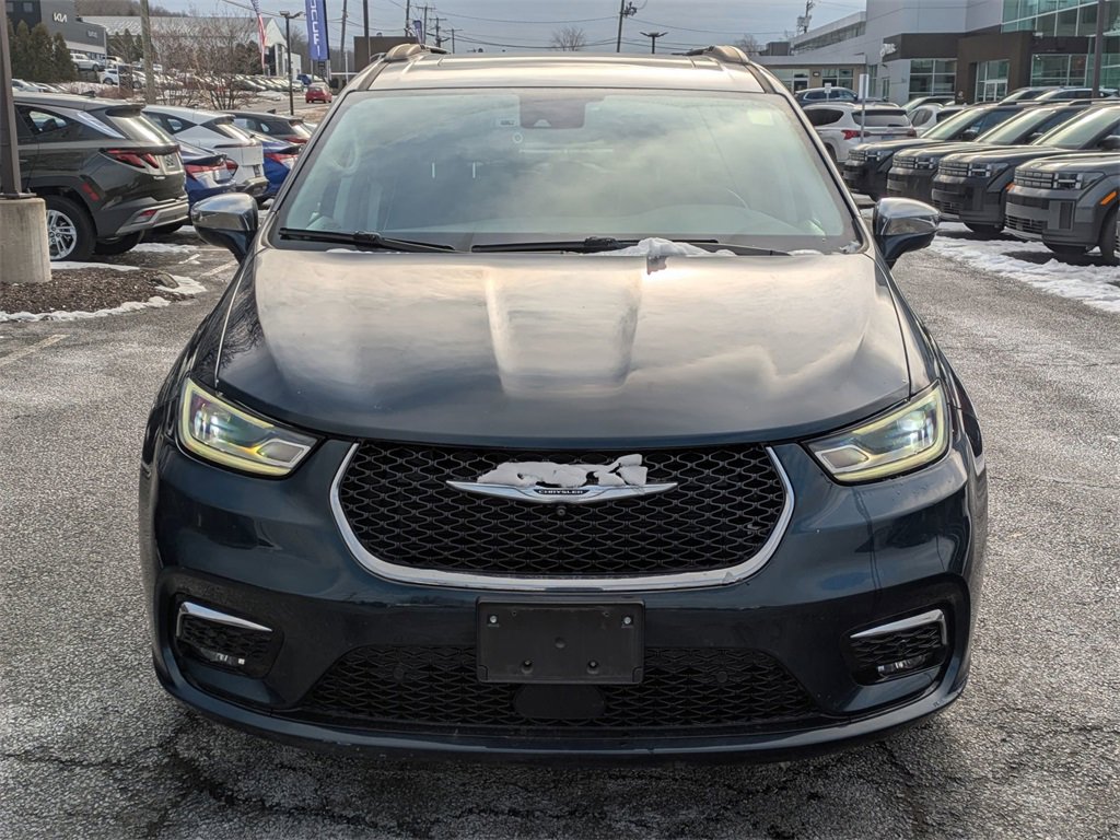 Used 2022 Chrysler Pacifica Limited w/ Uconnect Theater Family Group image 6